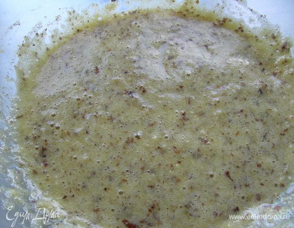 Массу нужно как можно быстрее охладить. Поэтому ставим ее на миску со льдом или ледяной водой. Добавляем фундук, лимонный сок и мед. Все перемешиваем. 
