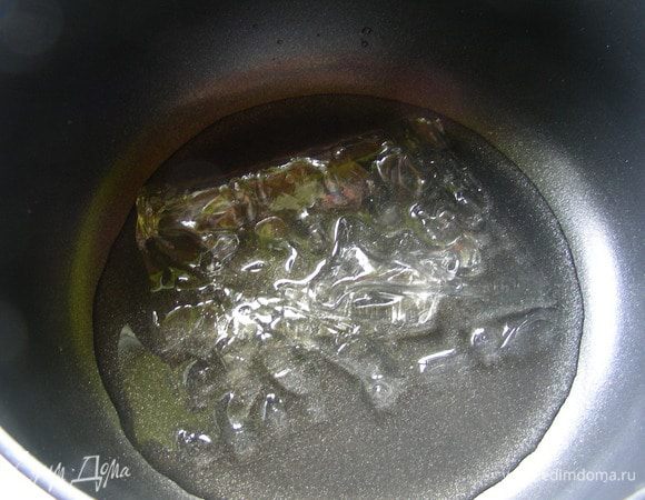 Предварительно замоченный желатин растворяем на небольшом огне в медовом напитке/хересе или лимончелло, как у меня (2 ст.л., а оставшиеся 2 ст.л. я решила добавить в конце). Добавляем его к нашей массе и перемешиваем.
