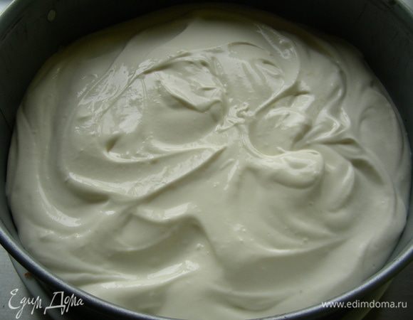 Сливки взбиваем в крепкую пену и порционно добавляем в мусс. Аккуратно перемешиваем.
