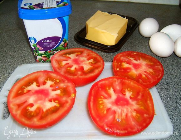 Разрезать крупные помидоры пополам (нижняя и верхняя части). 