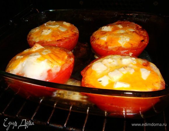 Поставить в разогретую до 120 градусов духовку на 15 минут.
Достать готовые гнезда, переложить на блюдо, щедро засыпать нарезанными укропом и зеленый луком. Украсить тарелку зеленью.