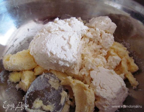 Духовку разогреваем до 200 градусов. Масло взбиваем с сахаром, добавляем творог,  соль, муку и разрыхлитель, замешиваем тесто. Ставим на 15 минут в холодильник.