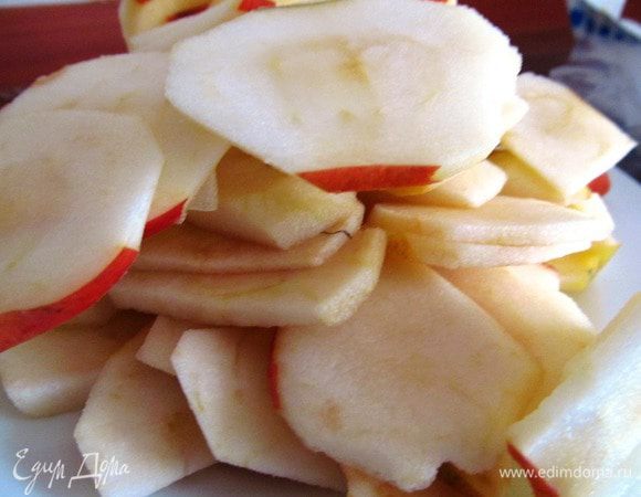 В это время готовим начинку. Яблоки чистим от кожуры, достаем сердцевину и режем кольцами. 