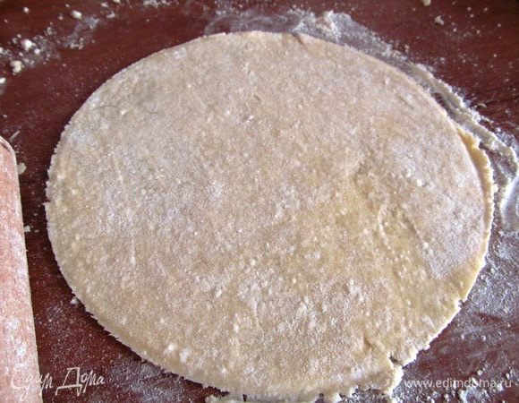 Достаем тесто, раскатываем и вырезаем с помощью небольшой тарелки 4 круга.  