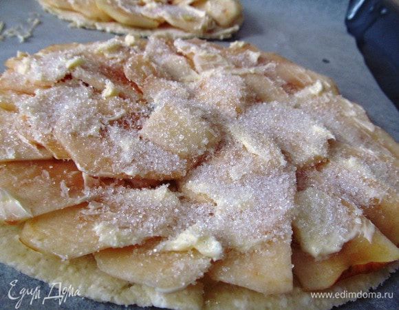 Смазываем яблоки обильно маслом и посыпаем 50 г сахара (будущая карамель). Отправляем в духовку на 20 минут до готовности. Тем временем в кружку высыпаем оставшийся сахар, ставим на медленный огонь и ждем пока он превратиться в карамель, добавляем сливки, размешиваем до однородности.