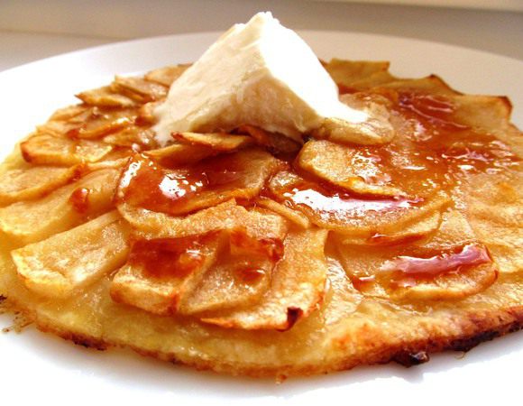 Достаем пирог, выкладываем на тарелку, поливаем обильно карамельно-сливочным соусом, сверху кладем шарик мороженного, подаем сразу же! Приятного аппетита!