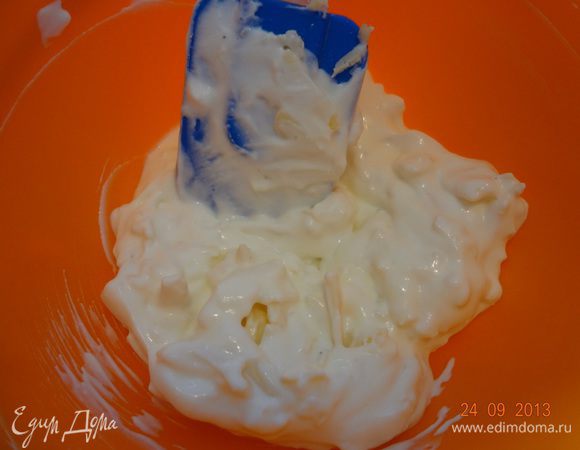 Для начала сделаем соус. В миске смешать сметану, 50 г. натертого на крупной терке сыра, чеснок через пресс, соль и черный молотый перец, отставить в сторону. Включаем духовку на 230 С.