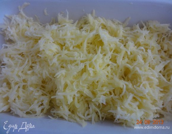 Картофель очистить, натереть на мелкой терке, отжать сок и распределить по форме, смазанной маслом, не приминая. Поставить в духовку на 8 минут.