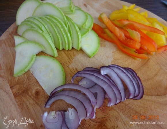 Овощи вымыть, очистить лук. Кабачок и лук нарезать тонкими полукольцами, перец нашинковать тонкой соломкой.