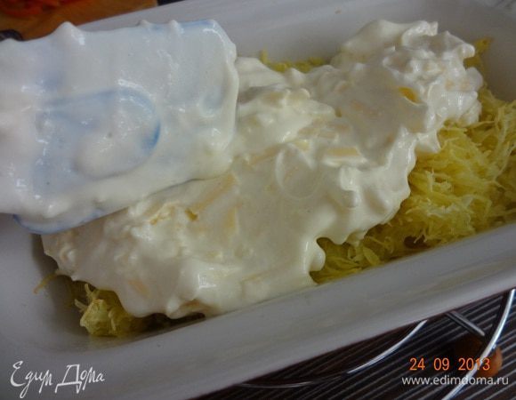 Форму с картофелем вынуть, равномерно распределить соус, разложить овощи, чередуя друг с другом, как для рататуя. Посыпать сверху оставшимся сыром, натертым на мелкой терке. Поставить в духовку, не снижая температуру до появления золотистой корочки (у меня 9 минут))).