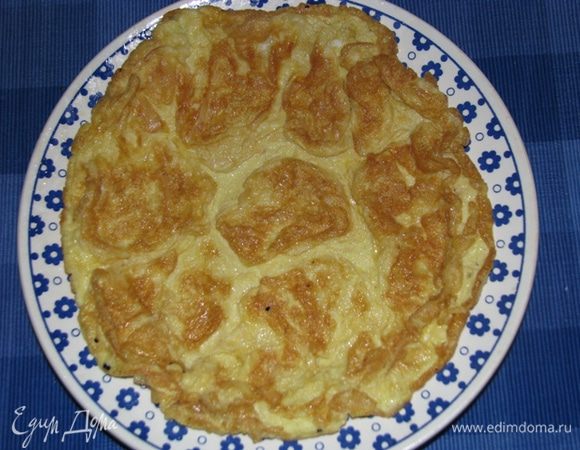 Обжарьте омлет с двух сторон и выложите на тарелку.