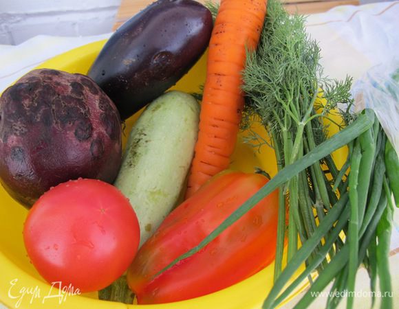 Овощи почистить. Свёклу и морковь натереть на крупной терке. 