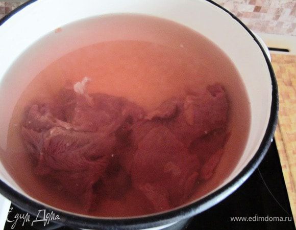 Поставить варить бульон. Когда закипит, снять пену и варить 40 минут.