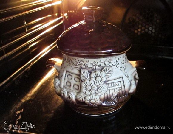 Достать мясо из бульона, нарезать на кусочки. 
В порционные горшочки налить бульон, добавить мясо, овощи, зажарку, лавровый лист и поставить в духовку на 2-3 часа при температуре 100 градусов.
