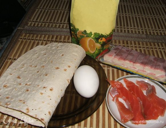 Взять ингредиенты. Сразу поставить варить яйцо. 