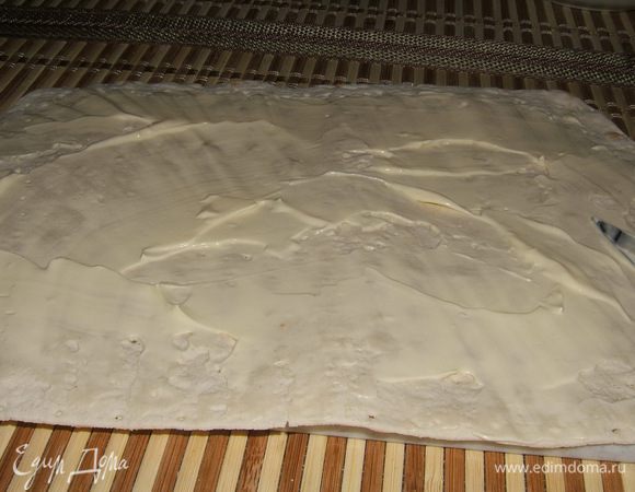 Тем временем лаваш обмазать майонезом