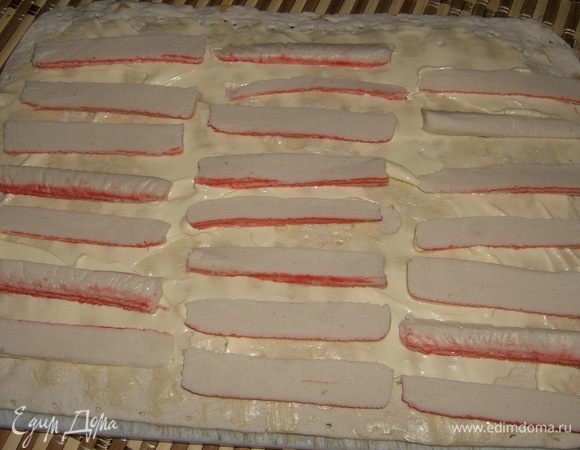 разложить полосочками крабовые палочки