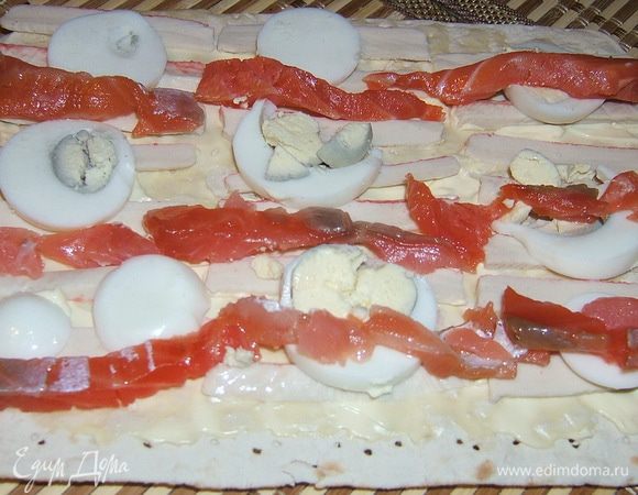полосочками соленую семгу, нарезанное кружочками охлажденное вареное яйцо.