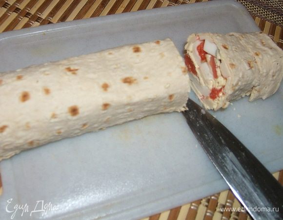 Нарезать острым ножом на одинаковые кусочки.
Поставить на тарелку, украшенную листьями салата.
