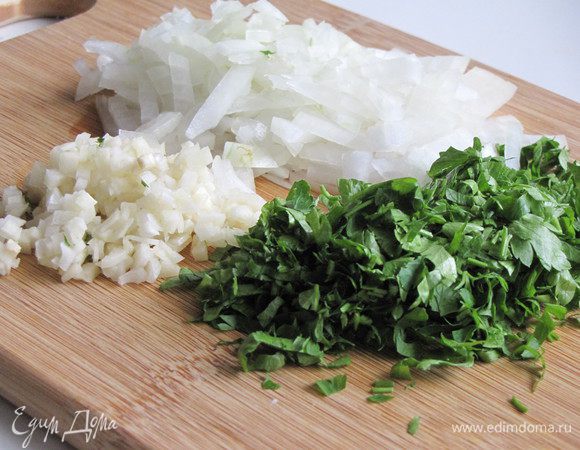 Лук, чеснок и петрушку мелко порубите.