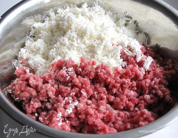 Творог протрите через сито, добавьте к фаршу.