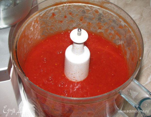 Помидоры измельчите в кухонном комбайне или блендером до однородной массы. Можно использовать свежие помидоры, предварительно сняв с них шкурку.