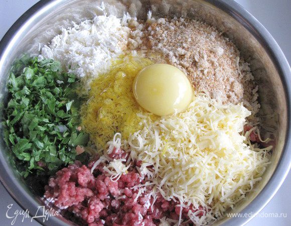 В фарш и творог добавьте сухари, петрушку, цедру, тертый сыр яйцо и соль.