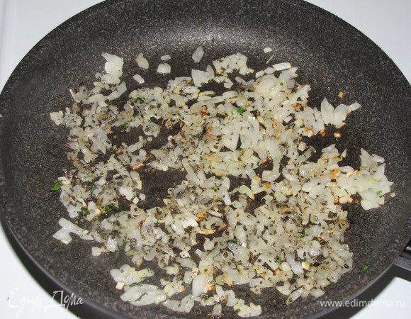 На сковороде разогрейте 1 ст. л. оливкового масла. Выложите, лук, чеснок и сухой базилик. Готовьте до мягкости лука. Если вы будете добавлять ккедровые орехи, то вместе с луком нужно обжарить и их.