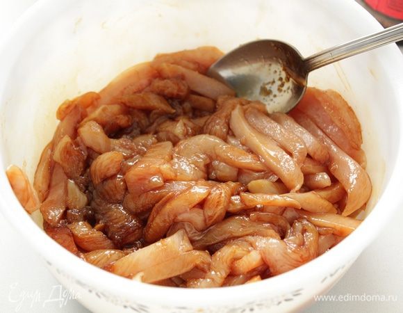 Грудку порезать тонкими полосками, добавить соус, уксус, сахар, отставить в сторону.