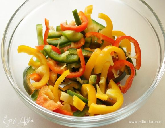 Нарезать перцы.