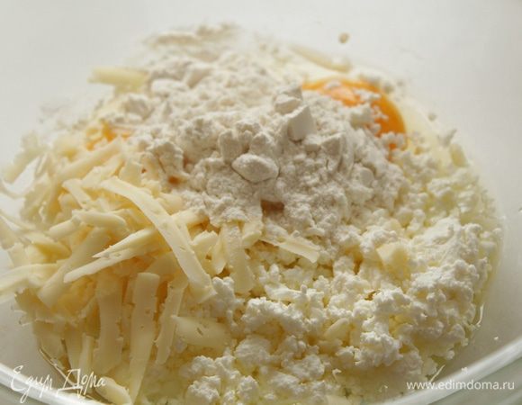 Из творога, сыра, яиц замесить тесто на блинчики.