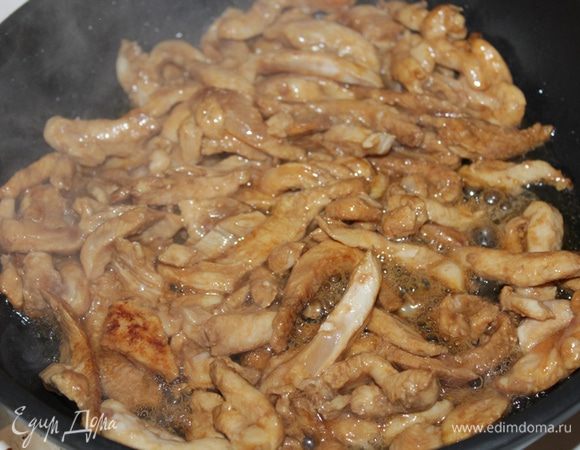 В большой глубокой сковороде на сильном огне разогреваем  растительное масло, обжариваем грудку, постоянно помешивая, до золотистого цвета.