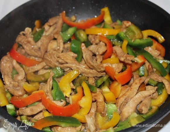 Добавляем перец, обжариваем около 5 мин.