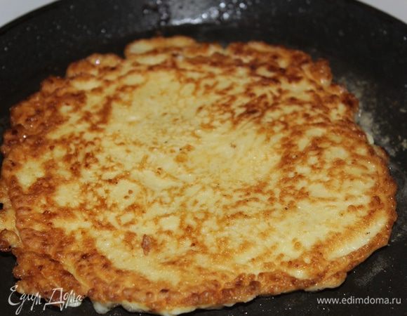 В это же время на второй сковороде печем блинчики.