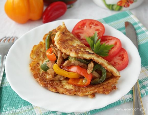 На готовый блинчик выложить курочку с перцами и подать на стол!