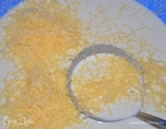 В тесто для блинов добавить 75 г тертого сыра Джюгас и испечь блинчики, нам потребуется 7-8 блинов.