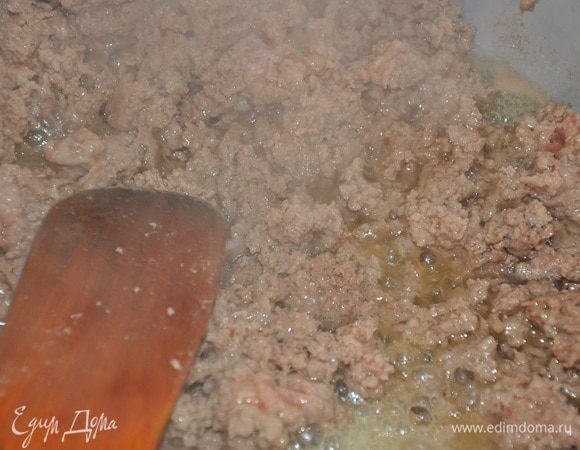 На сковороде нагреть масло и обжарить его до коричневого цвета. 