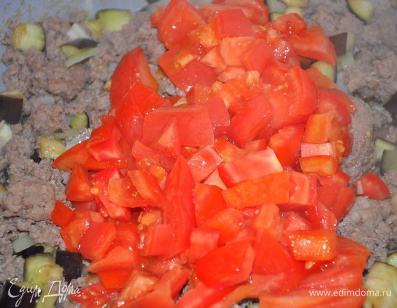 Добавьте к мясу томатную пасту, помидоры, душицу, корицу, посолите и поперчите, тушите до загустения.