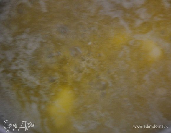 Приготовим соус "Морней". Для этого распустим сливочное масло в кастрюльке.