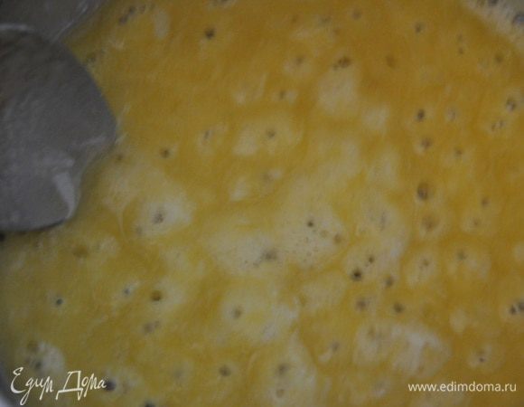 Добавить муку и размешать до легкого потемнения.