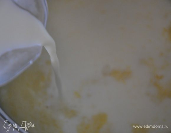 Влить частями молоко, постоянно помешивать, чтобы не образовались комочки, варить на слабом огне 7 минут, посолить по поперчить во вкусу, приправить мускатным орехом и паприкой.