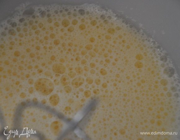 Смешать желтки со сливками, затем влить в горячую мучную смесь, варить на слабом огне не переставая помешивать, доведите до кипения.