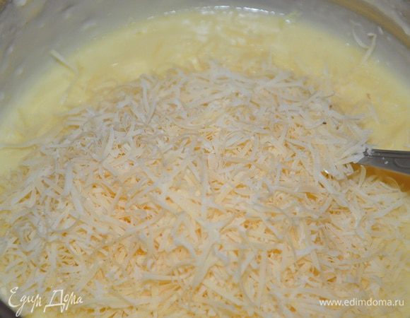 И всыпать в почти готовый соус, перемешать до полного расплавления сыра. 