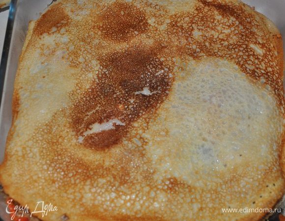 И продолжать чередуя блинчик-фарш, до тех пор пока не закончится фарш, последний слоем должен быть блинчик. 