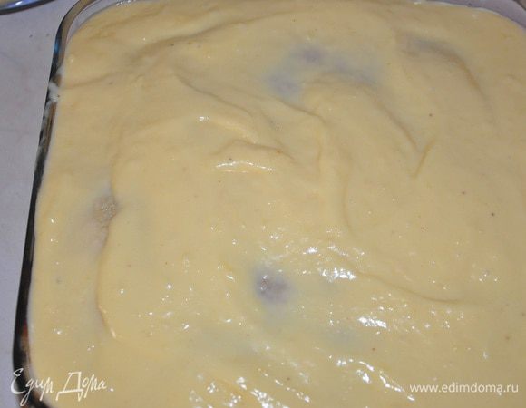 Залить соусом "Морней". Соус очень тягучий и ложится слоями.