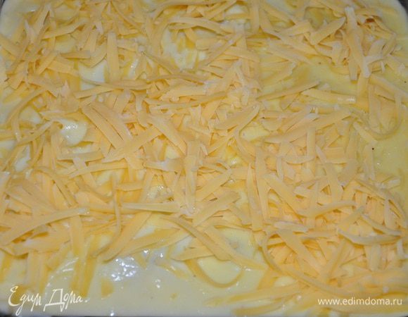 Посыпать оставшимся сыром и отправить в духовку запекаться на 40 минут.