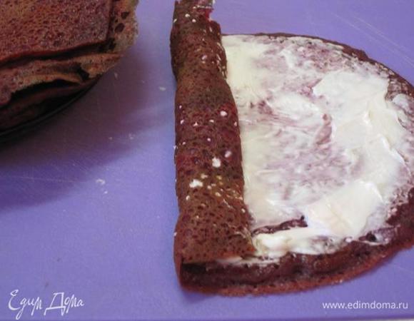 На каждый блинчик выложить творожный сыр. Распределить по всему блинчику, скатать в рулетик.