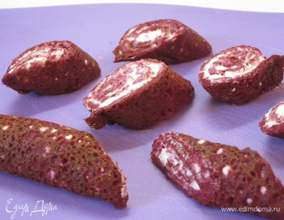 Каждый рулетик нарезать на кусочки.