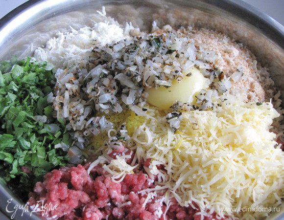 Добавьте к фаршу обжаренный лук с чесноком.