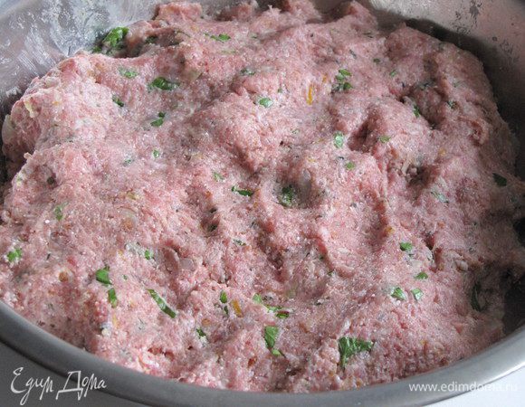 Хорошо все перемешайте. Готовый фарш уберите в холодильник на 10 минут.